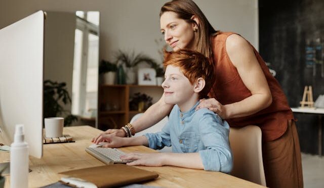 אמא ובנה משתמשים במחשב